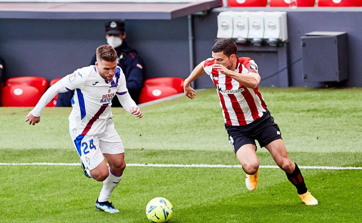 Kevin Rodrigues y De Marcos pugnan por el balón. 