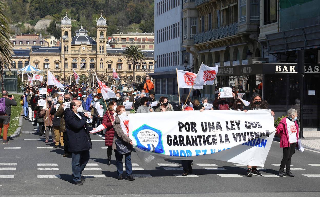 Manifestación por las calles del centro de San Sebastián organizada por STOP Desahucios 