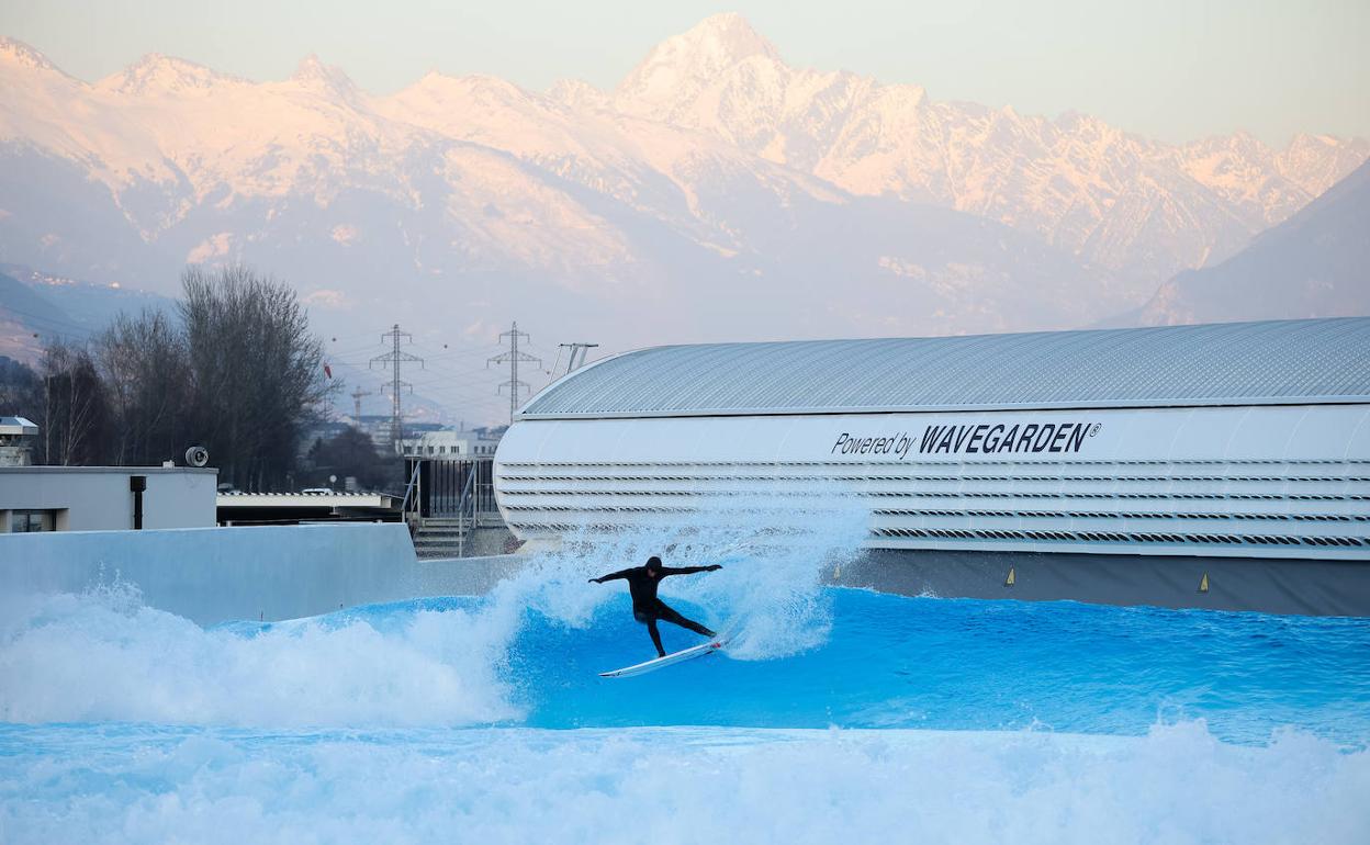 Un surfista coge una ola en el parque suizo. 