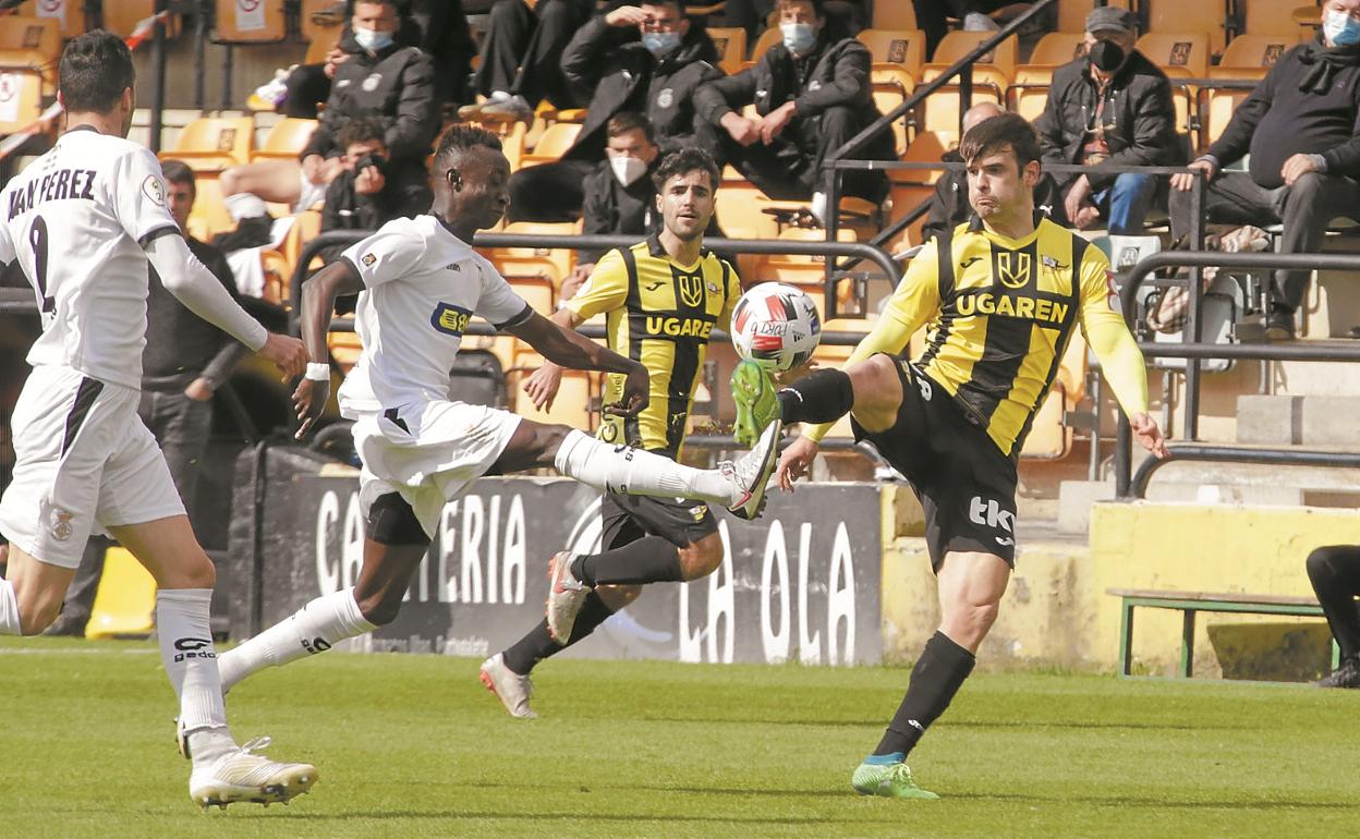 Zourdine trata de robar el esférico a un jugador del Portugalete, ayer en La Florida. 