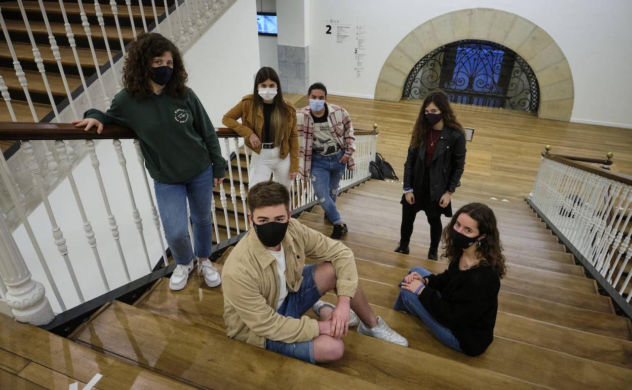En la escalera de la vida. De pie, en Tabakalera, Oihane Echarri, Olatz Cortés, Oihan Urbano y Katrin Muñoz; sentados, Aitor Reinoso y Emma Herrera. 