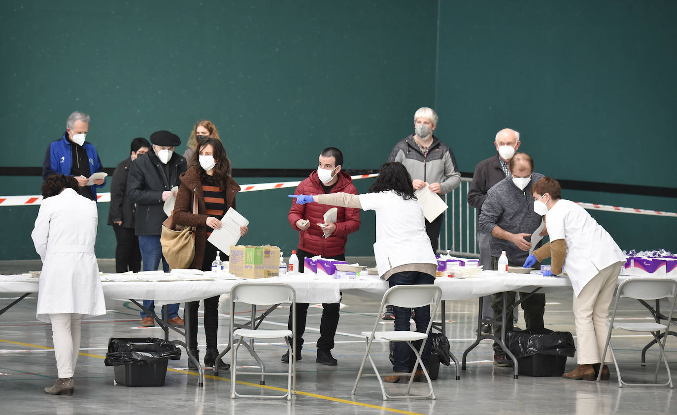 Osakidetza ha realizado este lunes por la tarde un cribado a los clientes de tres establecimientos hosteleros de Ataun para detectar posibles casos de covid-19. En concreto, se ha pedido a las personas que hayan estado entre el 5 y el 20 de marzo en 'Troskaeta', 'Urbieta' y 'Sutegi' que se realicen una prueba PCR.