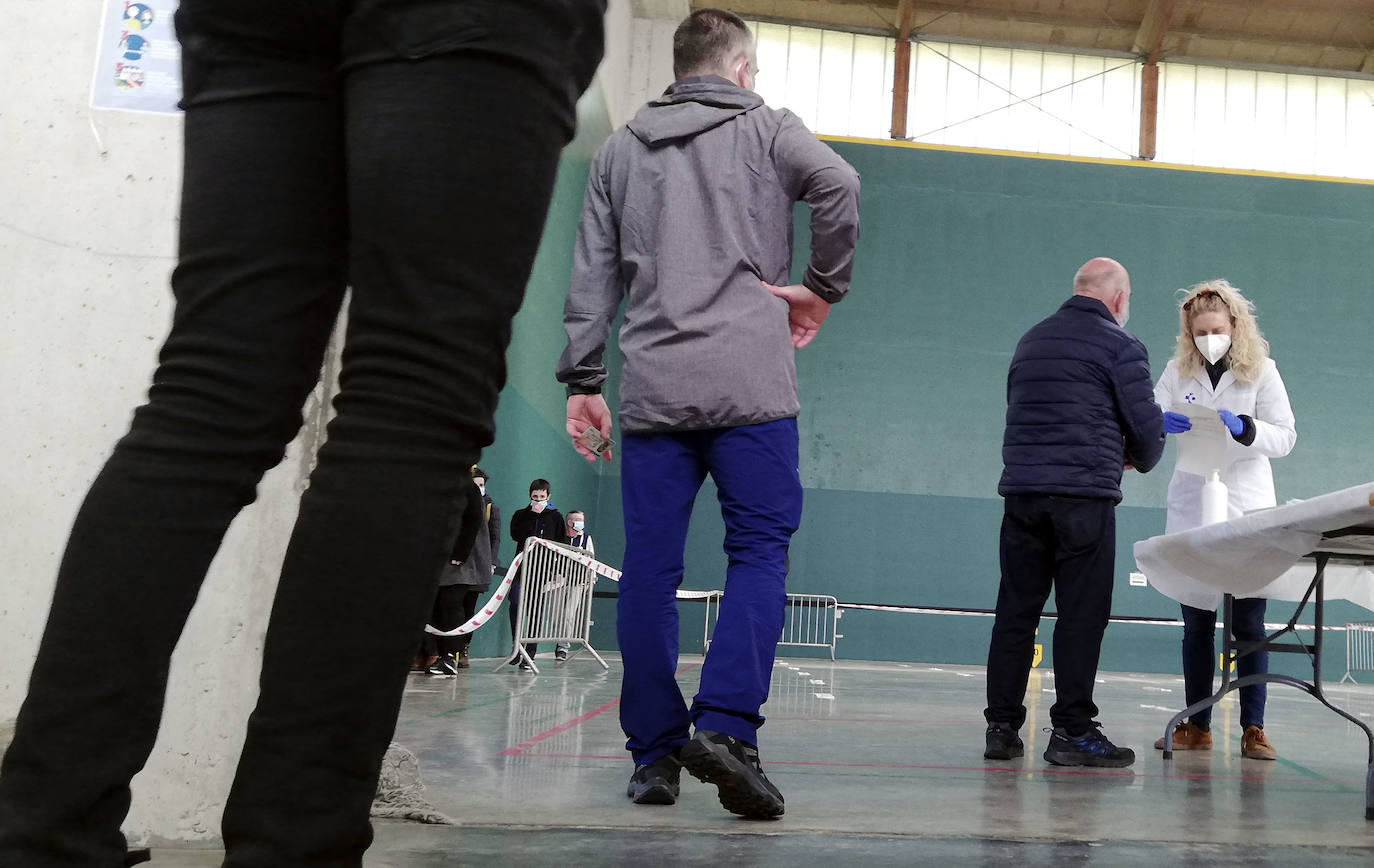 Osakidetza ha realizado este lunes por la tarde un cribado a los clientes de tres establecimientos hosteleros de Ataun para detectar posibles casos de covid-19. En concreto, se ha pedido a las personas que hayan estado entre el 5 y el 20 de marzo en 'Troskaeta', 'Urbieta' y 'Sutegi' que se realicen una prueba PCR.