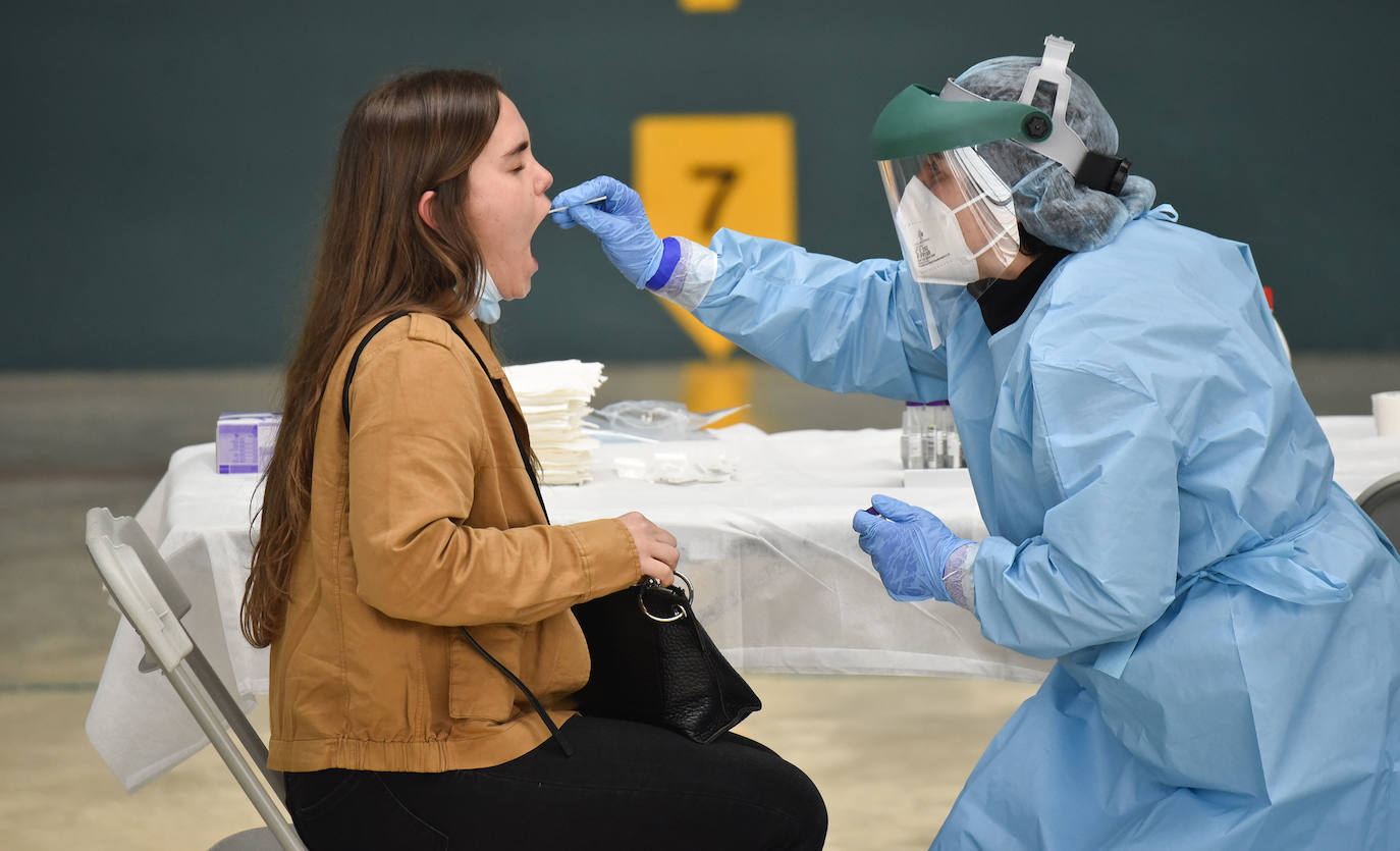 Osakidetza ha realizado este lunes por la tarde un cribado a los clientes de tres establecimientos hosteleros de Ataun para detectar posibles casos de covid-19. En concreto, se ha pedido a las personas que hayan estado entre el 5 y el 20 de marzo en 'Troskaeta', 'Urbieta' y 'Sutegi' que se realicen una prueba PCR.