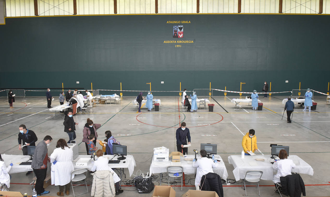 Osakidetza ha realizado este lunes por la tarde un cribado a los clientes de tres establecimientos hosteleros de Ataun para detectar posibles casos de covid-19. En concreto, se ha pedido a las personas que hayan estado entre el 5 y el 20 de marzo en 'Troskaeta', 'Urbieta' y 'Sutegi' que se realicen una prueba PCR.