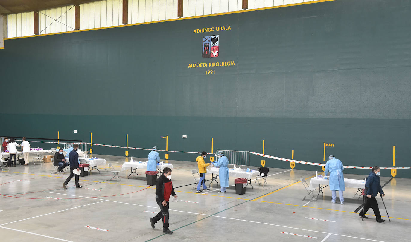 Osakidetza ha realizado este lunes por la tarde un cribado a los clientes de tres establecimientos hosteleros de Ataun para detectar posibles casos de covid-19. En concreto, se ha pedido a las personas que hayan estado entre el 5 y el 20 de marzo en 'Troskaeta', 'Urbieta' y 'Sutegi' que se realicen una prueba PCR.