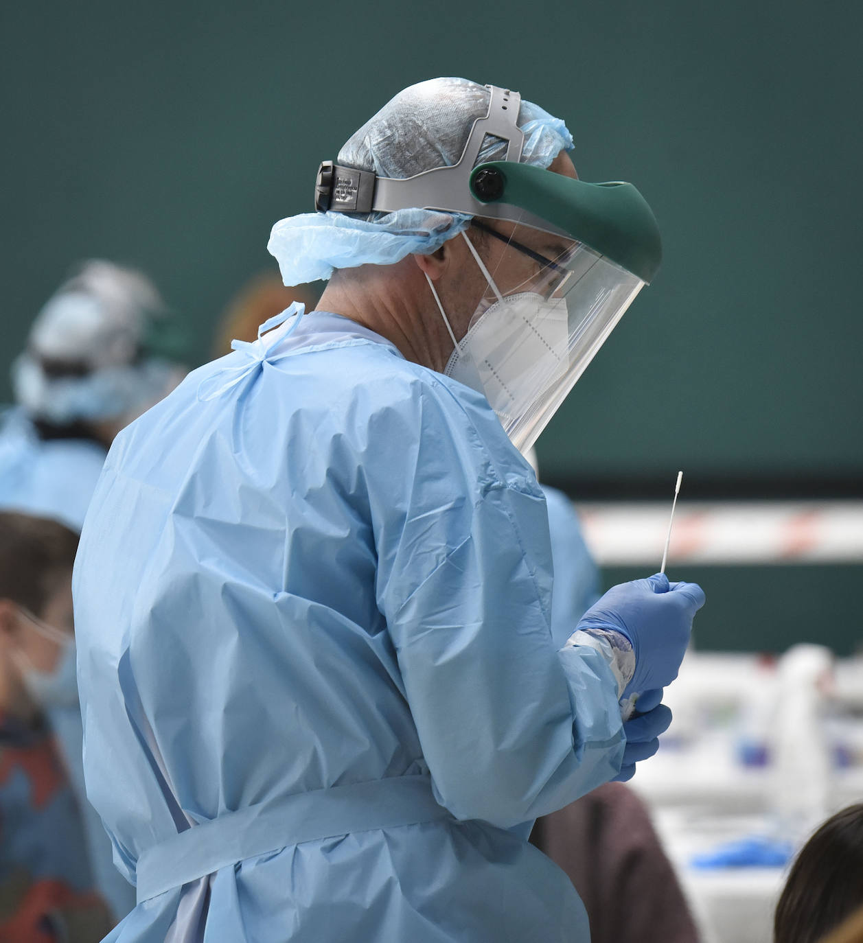 Osakidetza ha realizado este lunes por la tarde un cribado a los clientes de tres establecimientos hosteleros de Ataun para detectar posibles casos de covid-19. En concreto, se ha pedido a las personas que hayan estado entre el 5 y el 20 de marzo en 'Troskaeta', 'Urbieta' y 'Sutegi' que se realicen una prueba PCR.