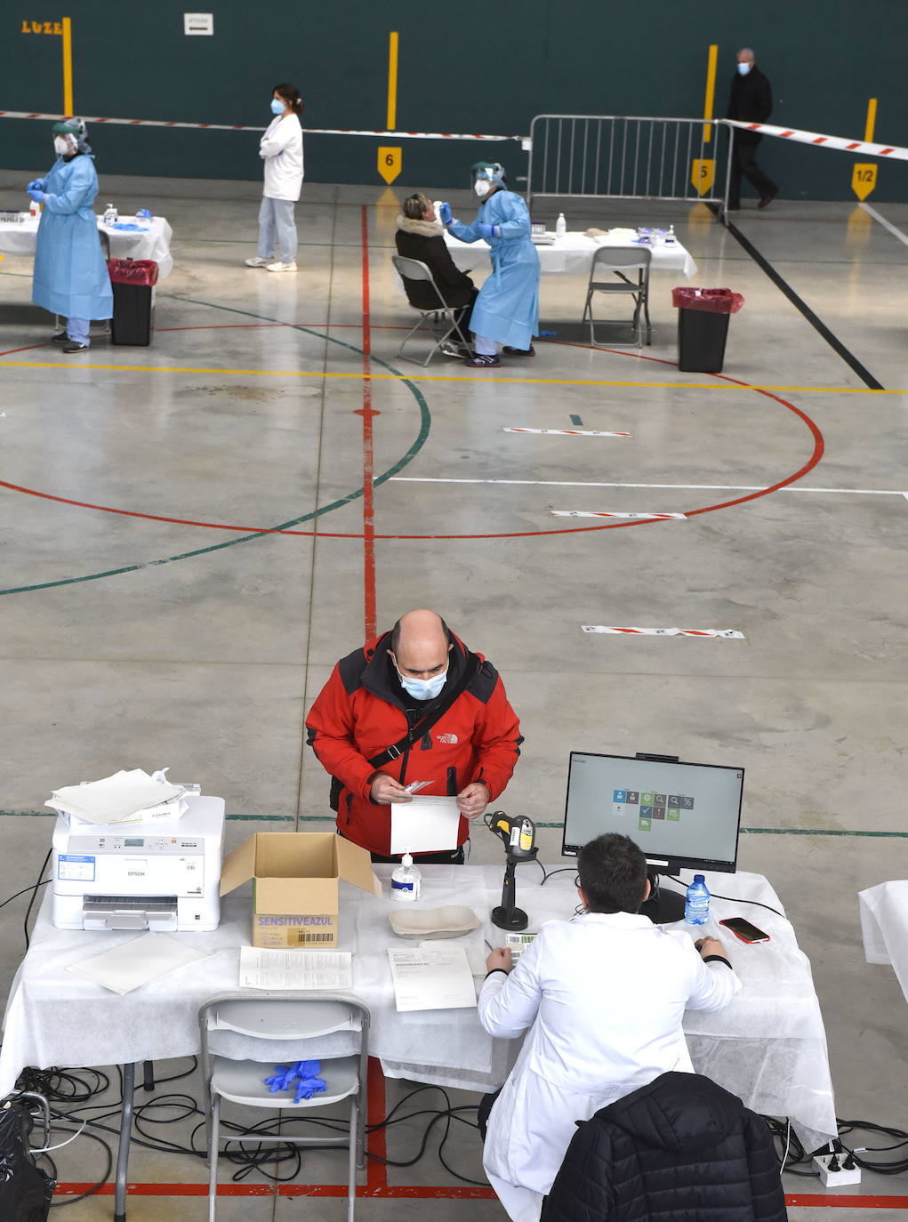 Osakidetza ha realizado este lunes por la tarde un cribado a los clientes de tres establecimientos hosteleros de Ataun para detectar posibles casos de covid-19. En concreto, se ha pedido a las personas que hayan estado entre el 5 y el 20 de marzo en 'Troskaeta', 'Urbieta' y 'Sutegi' que se realicen una prueba PCR.