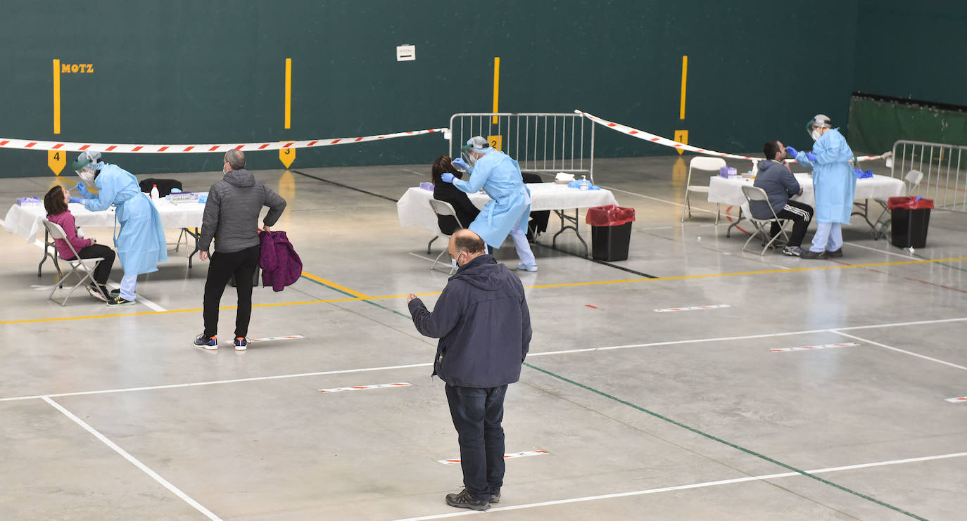 Osakidetza ha realizado este lunes por la tarde un cribado a los clientes de tres establecimientos hosteleros de Ataun para detectar posibles casos de covid-19. En concreto, se ha pedido a las personas que hayan estado entre el 5 y el 20 de marzo en 'Troskaeta', 'Urbieta' y 'Sutegi' que se realicen una prueba PCR.