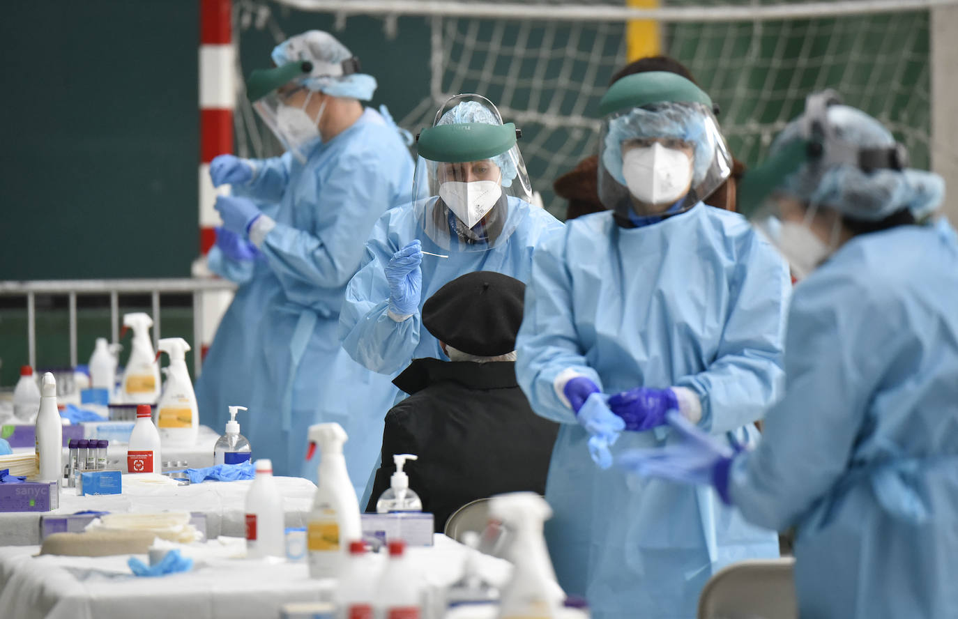 Osakidetza ha realizado este lunes por la tarde un cribado a los clientes de tres establecimientos hosteleros de Ataun para detectar posibles casos de covid-19. En concreto, se ha pedido a las personas que hayan estado entre el 5 y el 20 de marzo en 'Troskaeta', 'Urbieta' y 'Sutegi' que se realicen una prueba PCR.