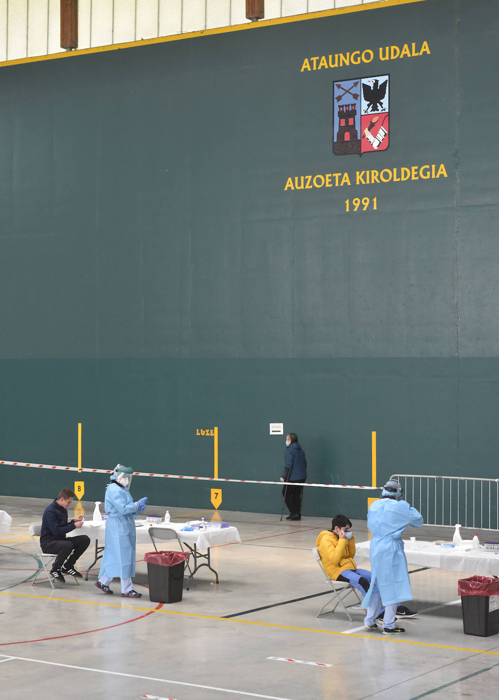 Osakidetza ha realizado este lunes por la tarde un cribado a los clientes de tres establecimientos hosteleros de Ataun para detectar posibles casos de covid-19. En concreto, se ha pedido a las personas que hayan estado entre el 5 y el 20 de marzo en 'Troskaeta', 'Urbieta' y 'Sutegi' que se realicen una prueba PCR.