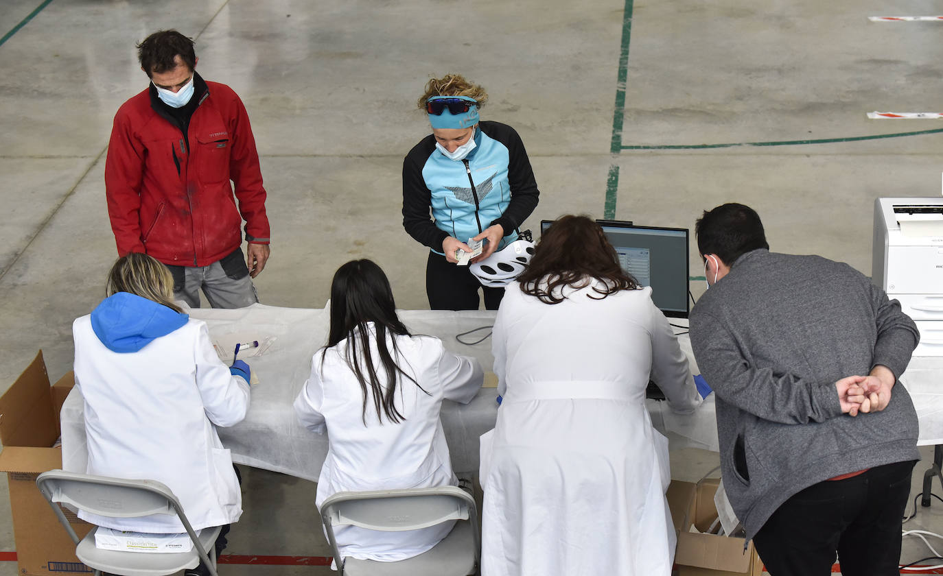 Osakidetza ha realizado este lunes por la tarde un cribado a los clientes de tres establecimientos hosteleros de Ataun para detectar posibles casos de covid-19. En concreto, se ha pedido a las personas que hayan estado entre el 5 y el 20 de marzo en 'Troskaeta', 'Urbieta' y 'Sutegi' que se realicen una prueba PCR.