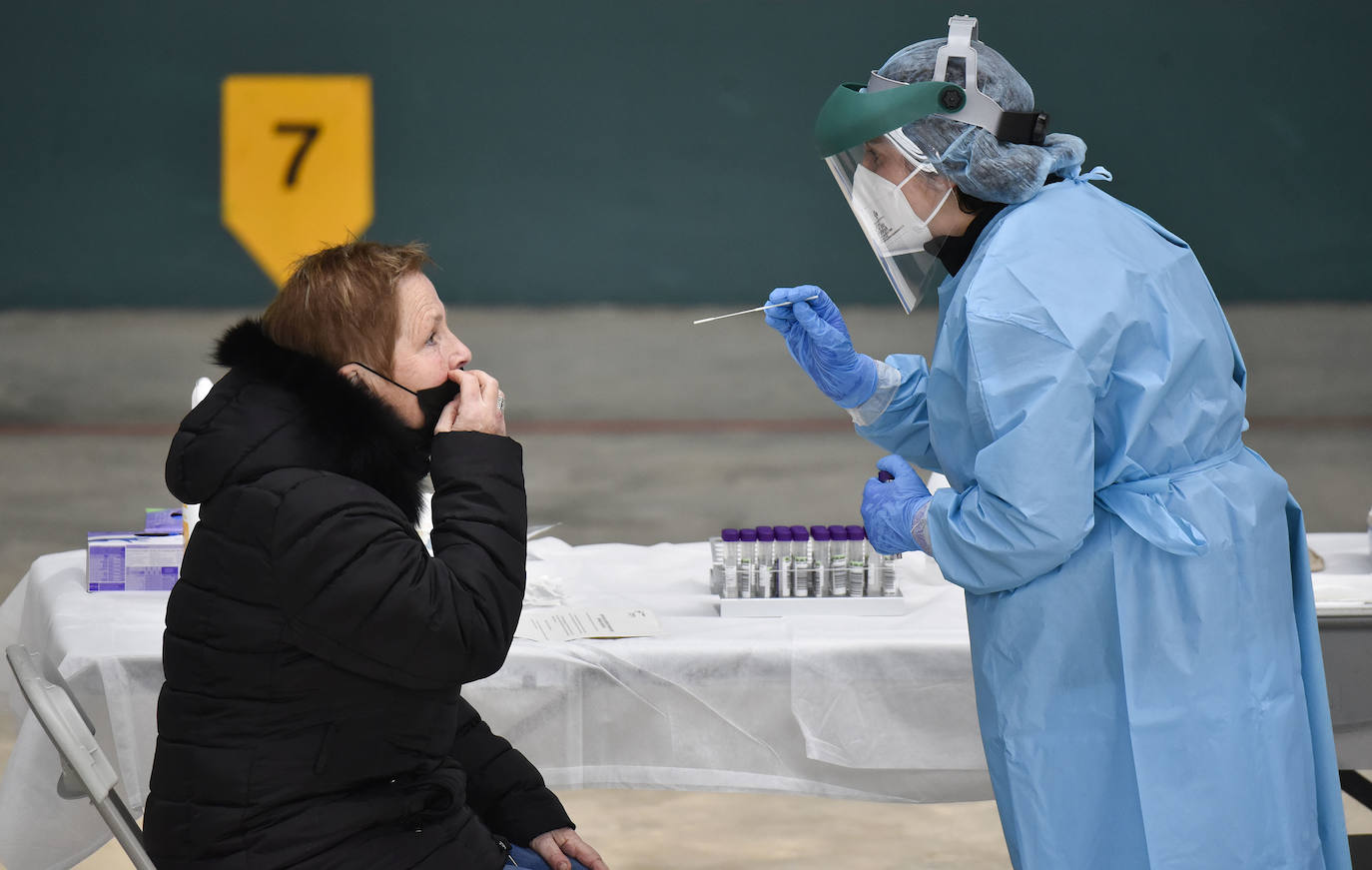 Osakidetza ha realizado este lunes por la tarde un cribado a los clientes de tres establecimientos hosteleros de Ataun para detectar posibles casos de covid-19. En concreto, se ha pedido a las personas que hayan estado entre el 5 y el 20 de marzo en 'Troskaeta', 'Urbieta' y 'Sutegi' que se realicen una prueba PCR.