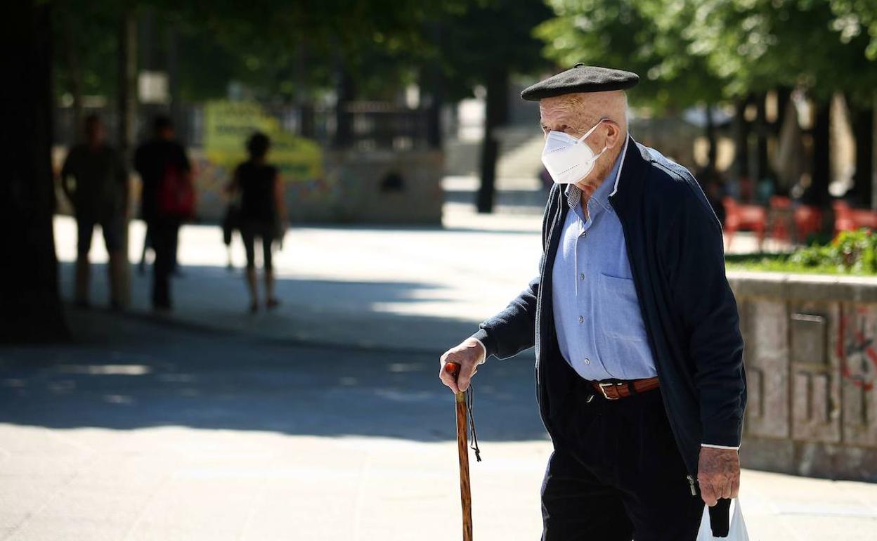 Un anciano pasea por Errenteria. 