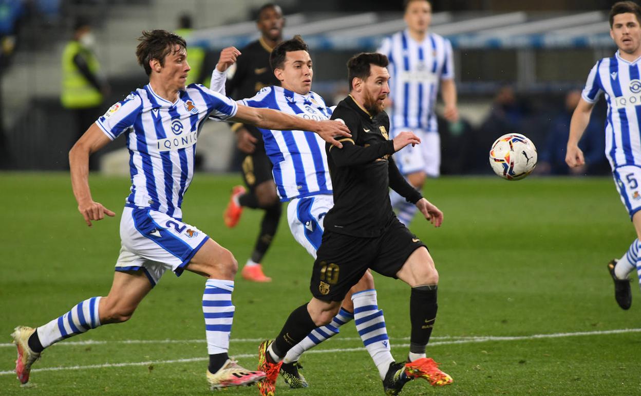 Le Normand y Zubimendi tratan de impedir el avance de Leo Messi. El argentino marcaría el cuarto de su equipo en esta jugada. 