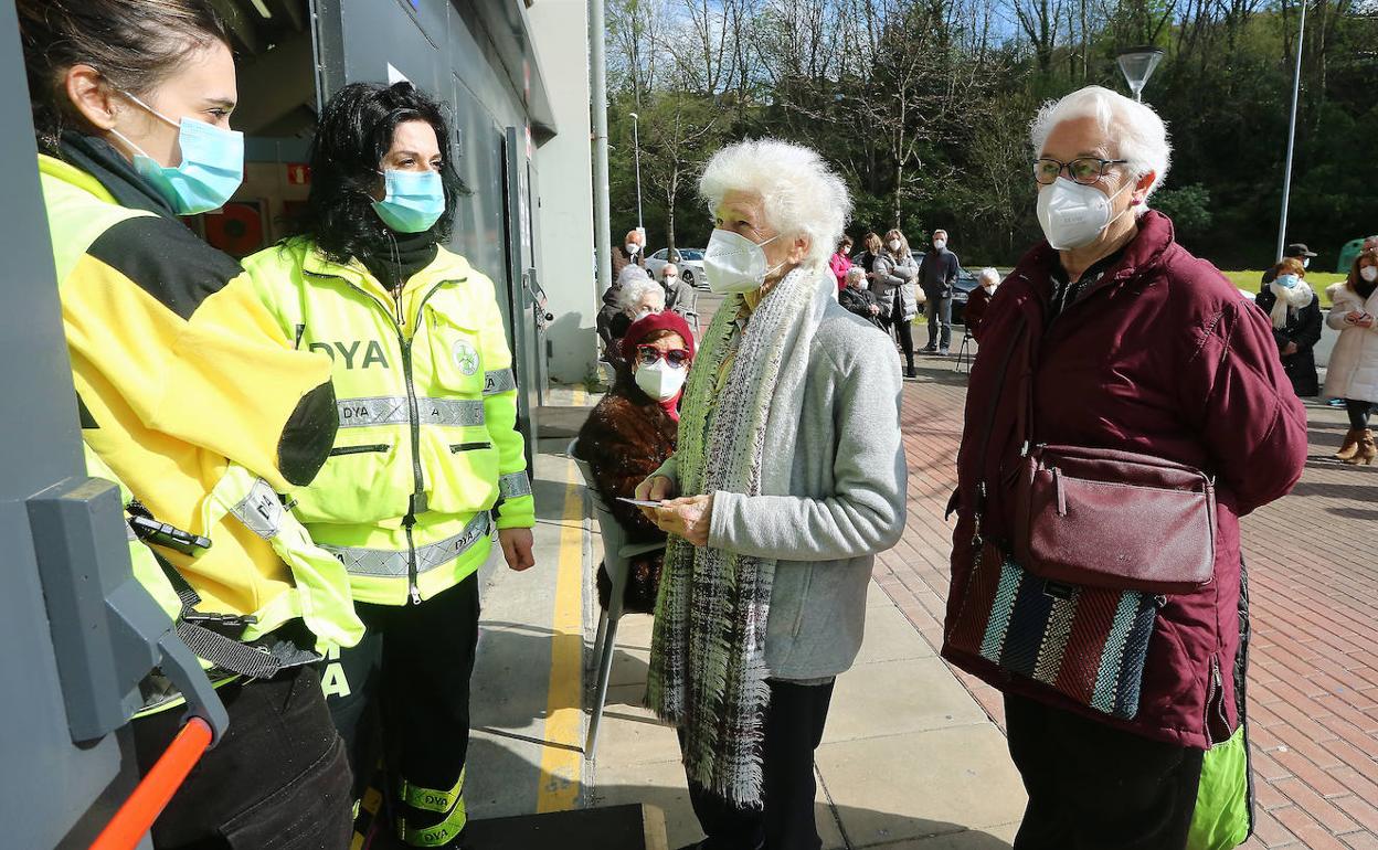 «Ya estamos vacunadas mi hija y yo; de aquí nos vamos a celebrarlo»
