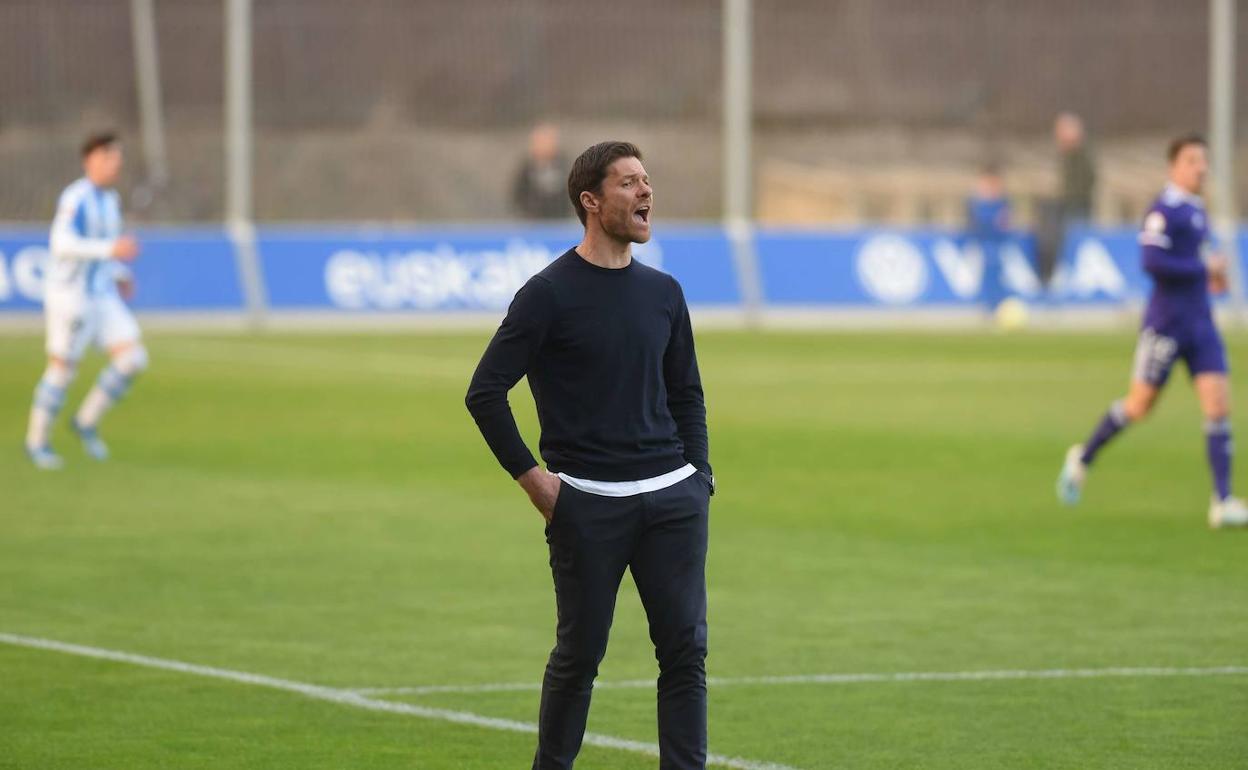 Xabi Alonso dirige al Sanse durante un encuentro en Zubieta.
