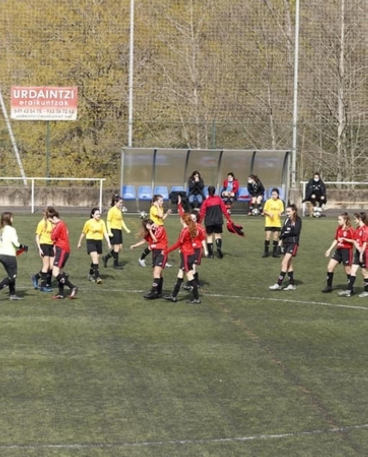 Kadete mailako neskak. 