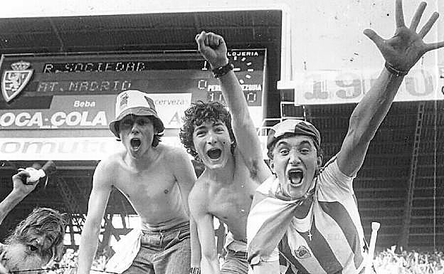 Imagen principal - El capitán Arconada levanta la Copa en La Romareda tras ser él uno de los protagonistas en la tanda de penaltis, a cuya conclusión los aficionados de la Real estallaron de alegría.