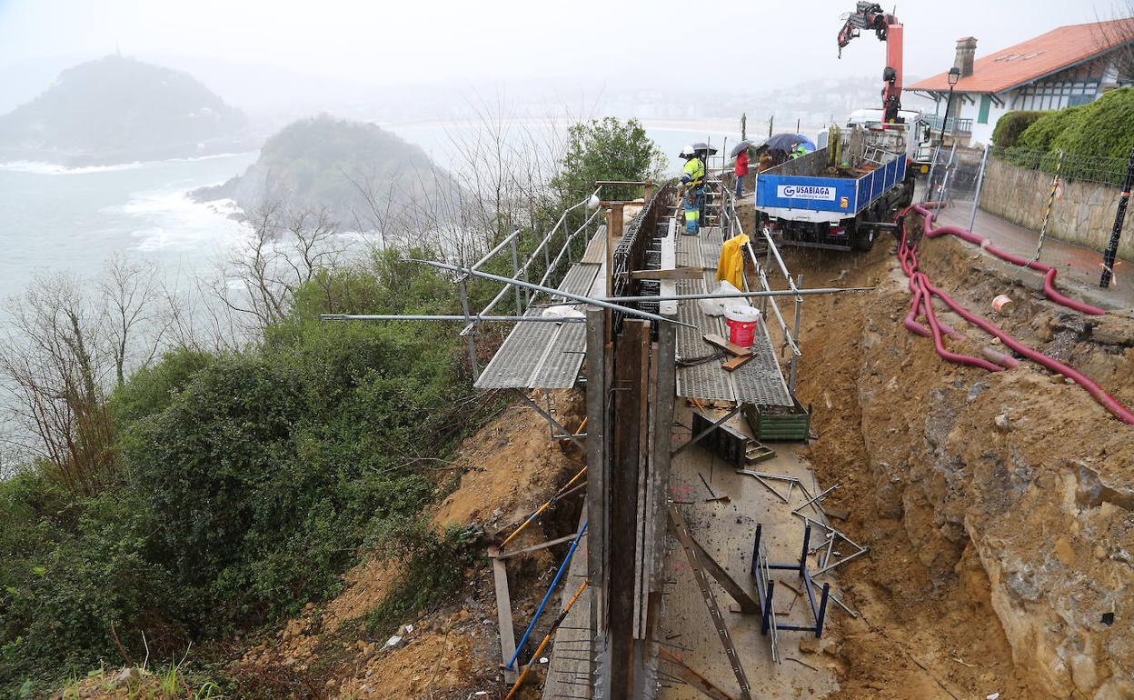 Obras en la ladera de Igeldo tras el último corrimiento de tierras registrado en enero. 