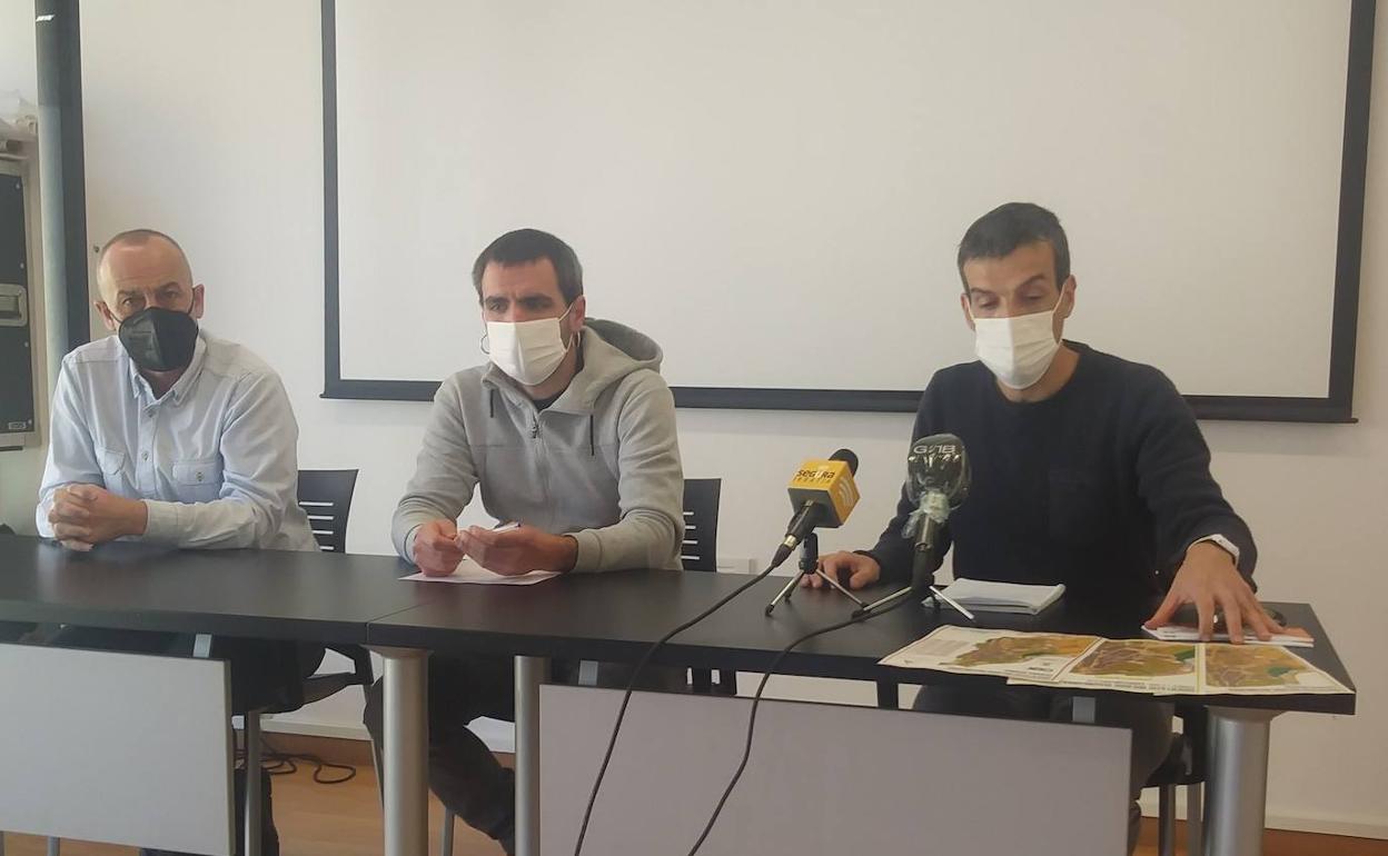 Niko Osinalde, Ekhi Albisu eta Ibon Goikoetxea aurkezpenean. 