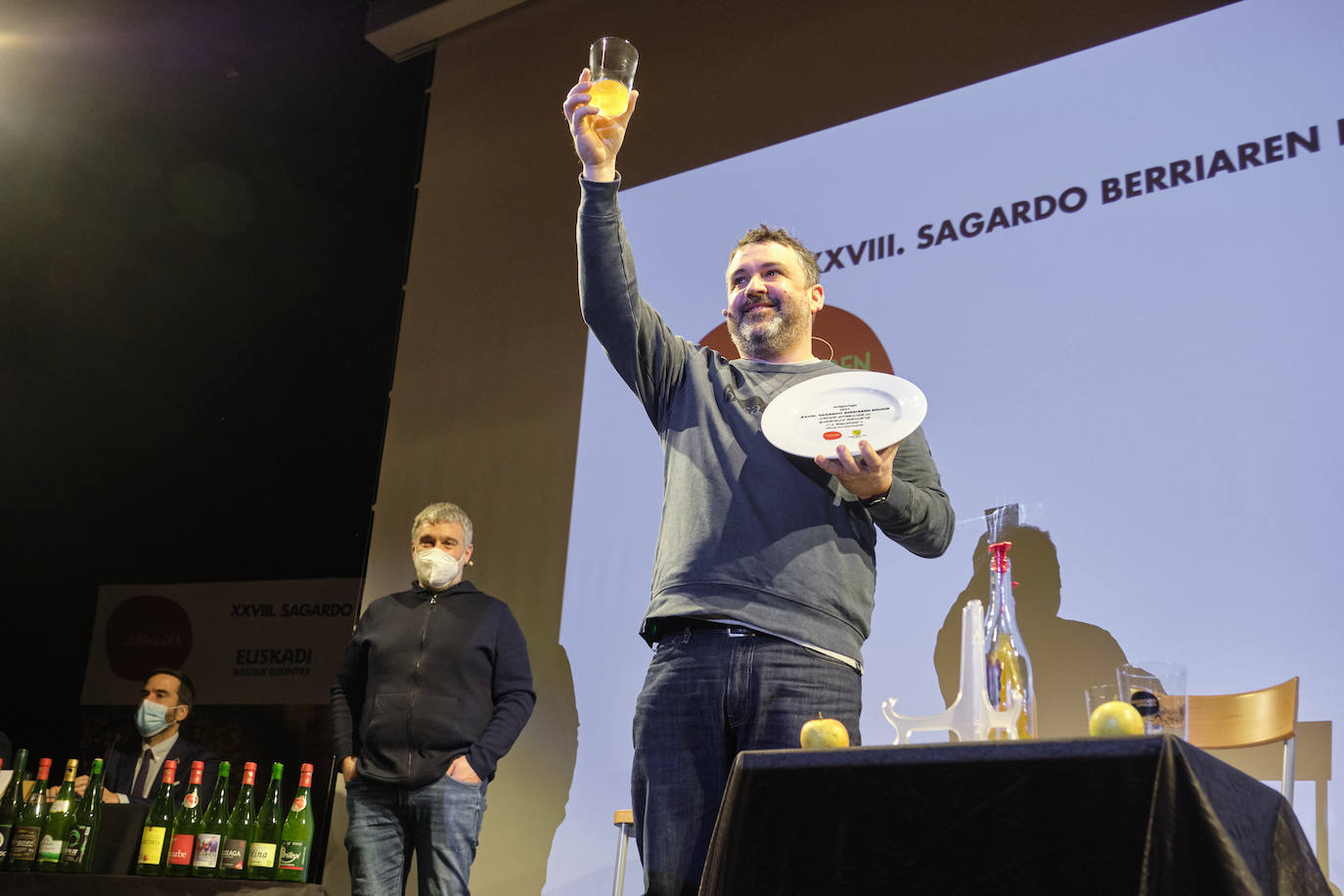 Ander González con le vaso de sidra en el acto de apertura de txox en Astigarraga.