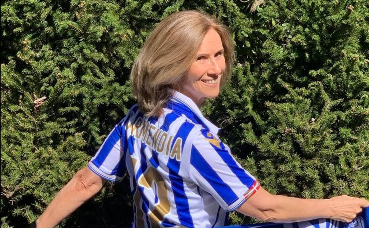 La exministra y Tambor de Oro en 2008 posa con la camiseta blanquiazul personalizada de la final y con una bufanda. 