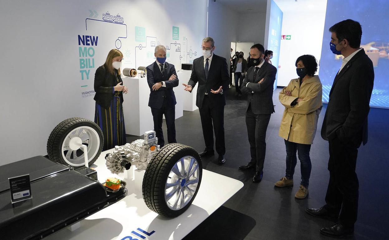 El diputado general, Markel Olano, da explicaciones al lehendakari y al resto de representantes institucionales en la inauguracíon de Mubil.