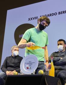 Imagen secundaria 2 - Tres instantes del acto de apertura del Txotx, que ha tenido lugar en la Casa de Cultura de Astigarraga.