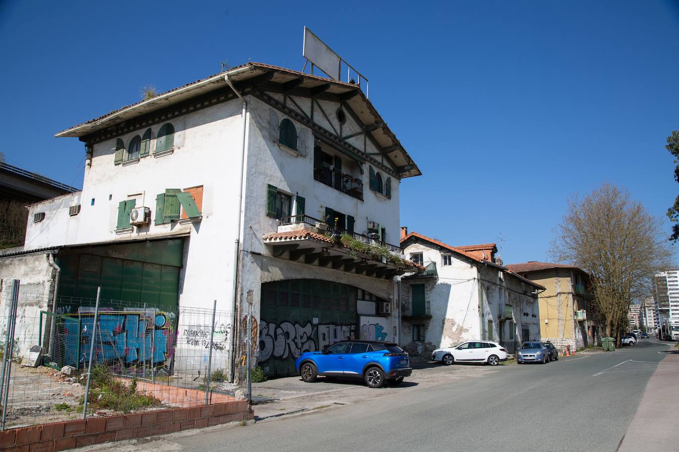 El Pleno del Ayuntamiento de San Sebastián aprobará hoy de forma definitiva el planeamiento urbanístico de El Infierno, una antigua zona industrial degradada al final de la avenida de Tolosa que se va a transformar en un nuevo ámbito residencial con 540 pisos, la mitad de ellos protegidos.