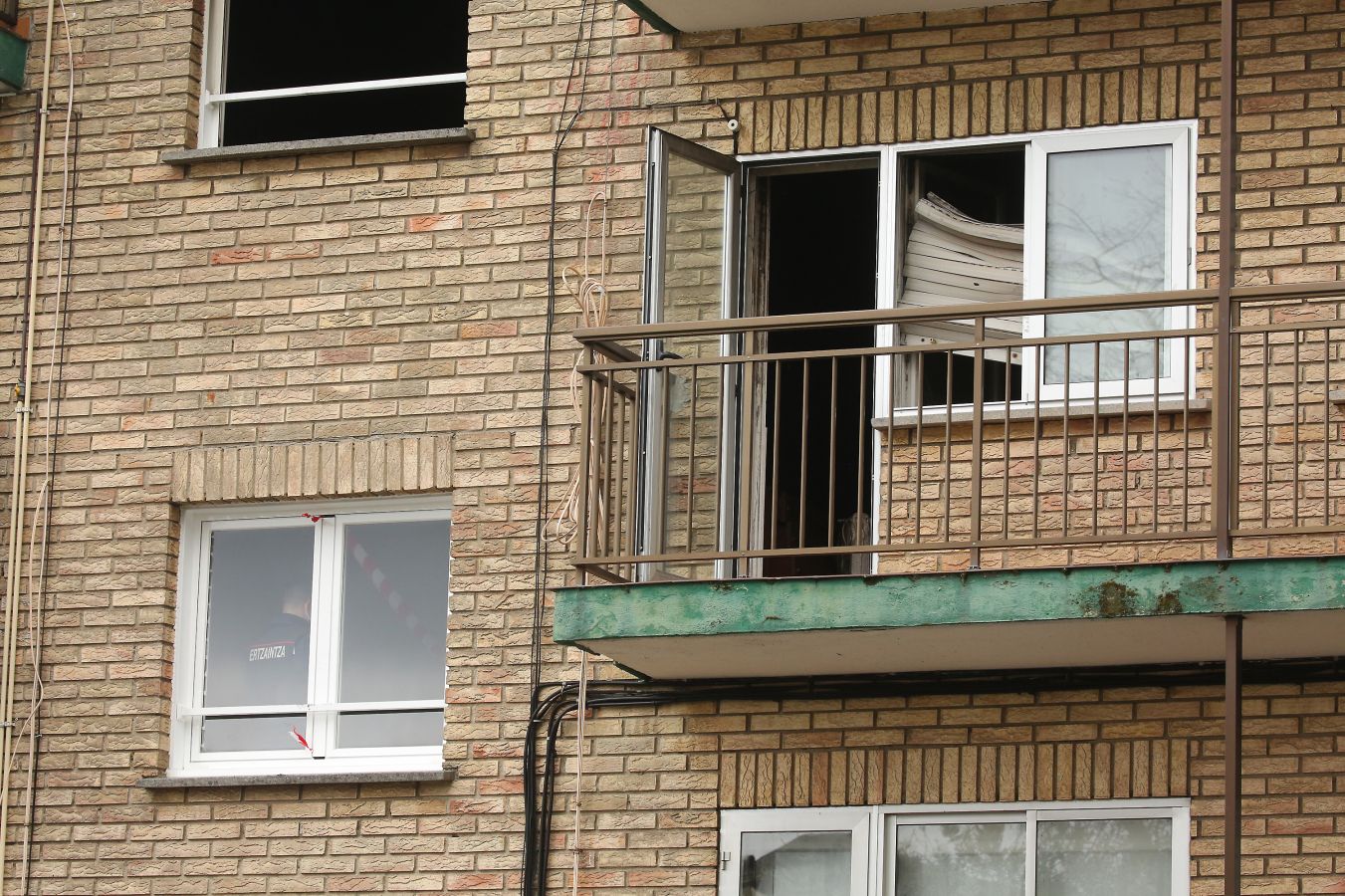 Una mujer ha fallecido y otras siete han resultado heridas en el incendio en un edificio de la calle Garro, en el barrio de Intxaurrondo