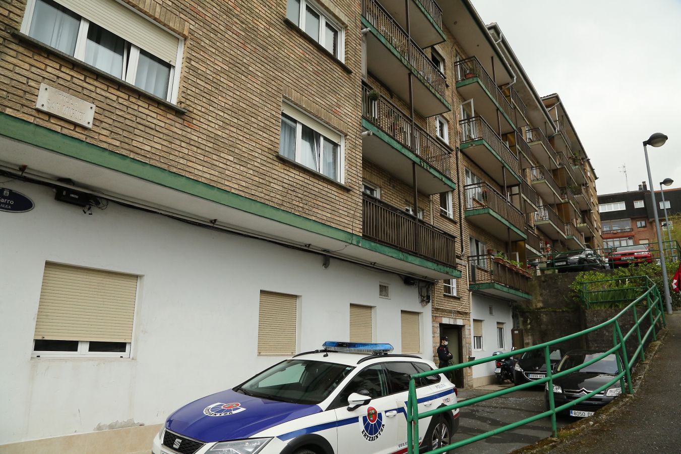 Una mujer ha fallecido y otras siete han resultado heridas en el incendio en un edificio de la calle Garro, en el barrio de Intxaurrondo