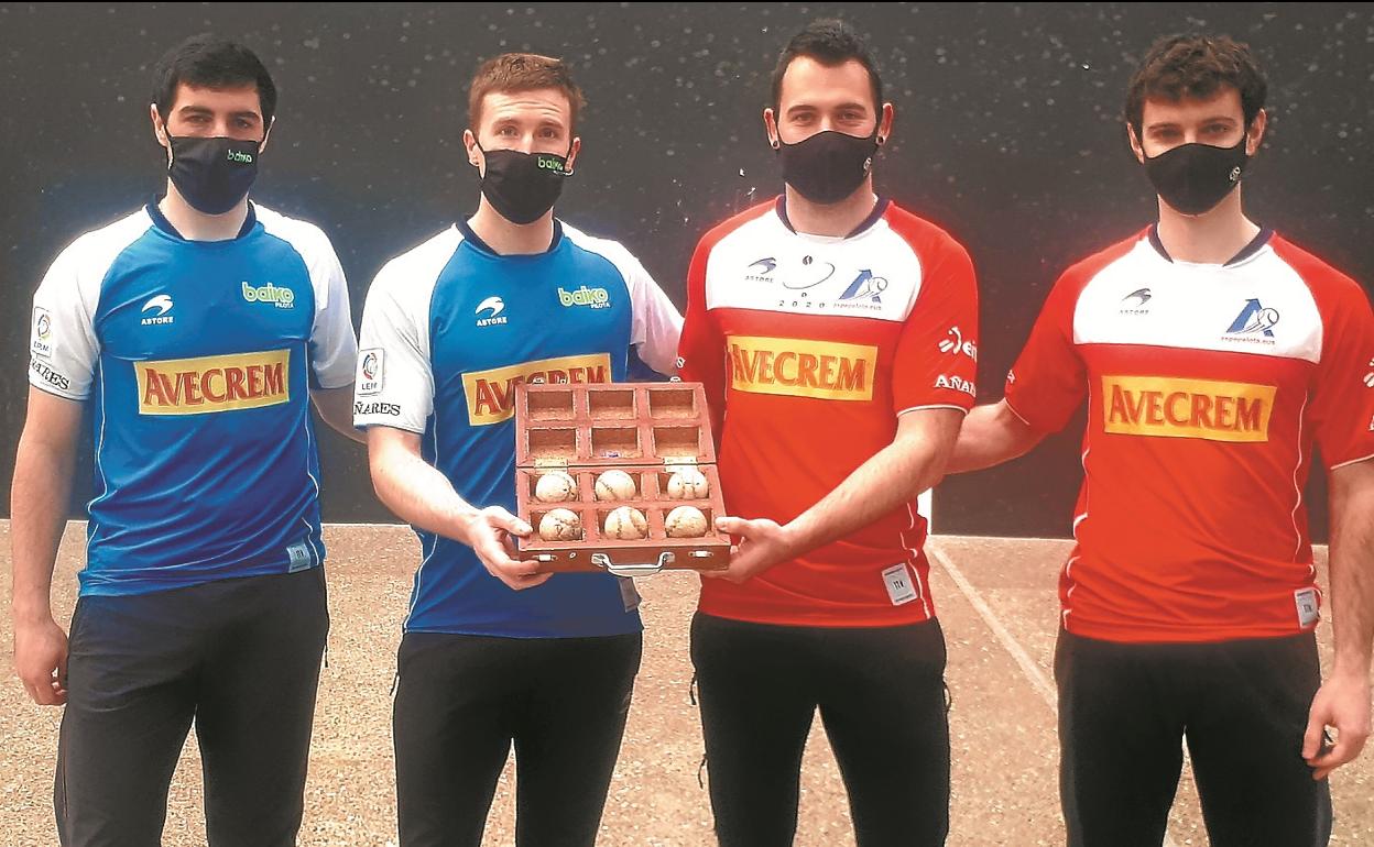 Aitor Aranguren, Iñaki Artola, Erik Jaka y Julen Martija, ayer en el frontón Santi Brouard de Lekeitio tras la elección de material. 