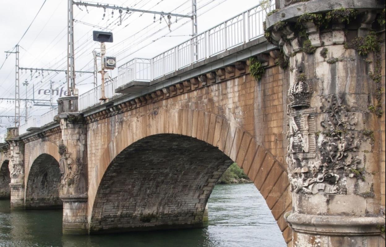 Puente ferroviario internacional sobre el río Bidasoa. 