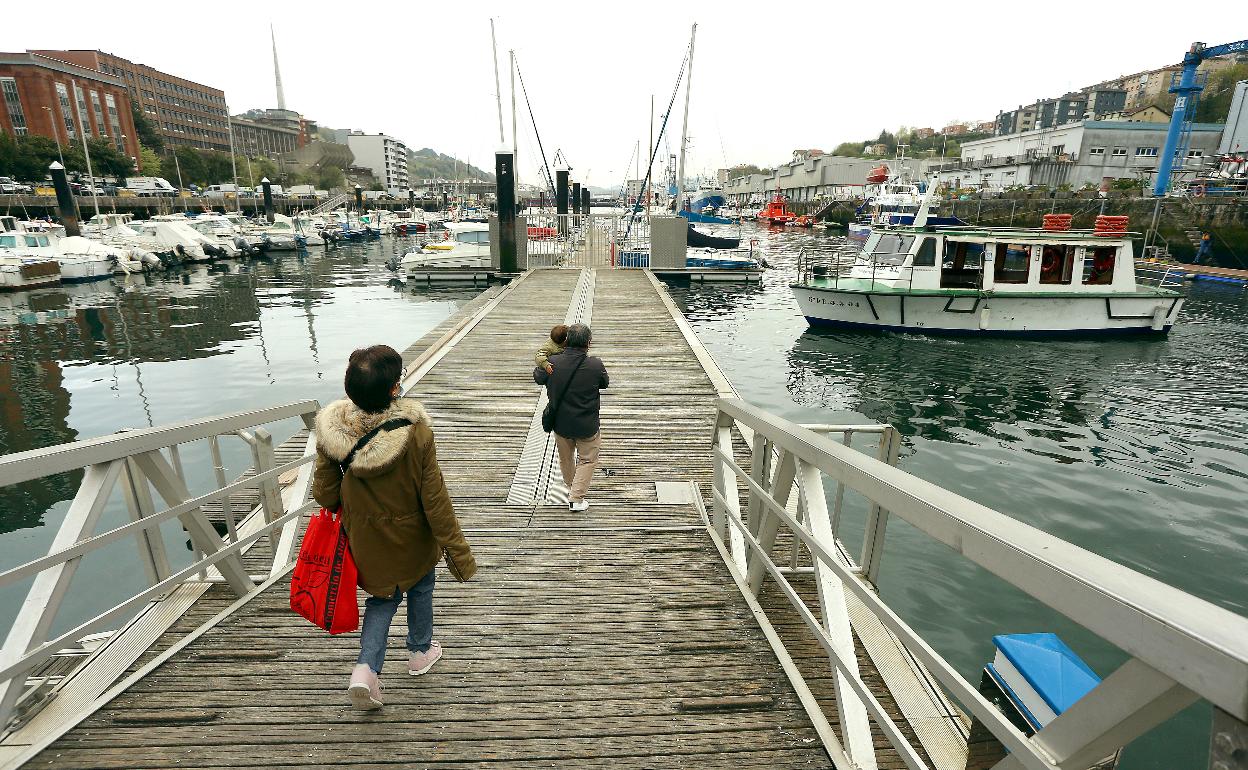 Embarcadero de Trintxerpe de donde sale el barco hacia Albaola. Las visitas vuelven desde el jueves. 