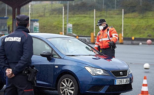 Restricciones Covid: Los vascos podrán viajar a municipios confinados si tienen reserva hecha antes de hoy, viernes 26