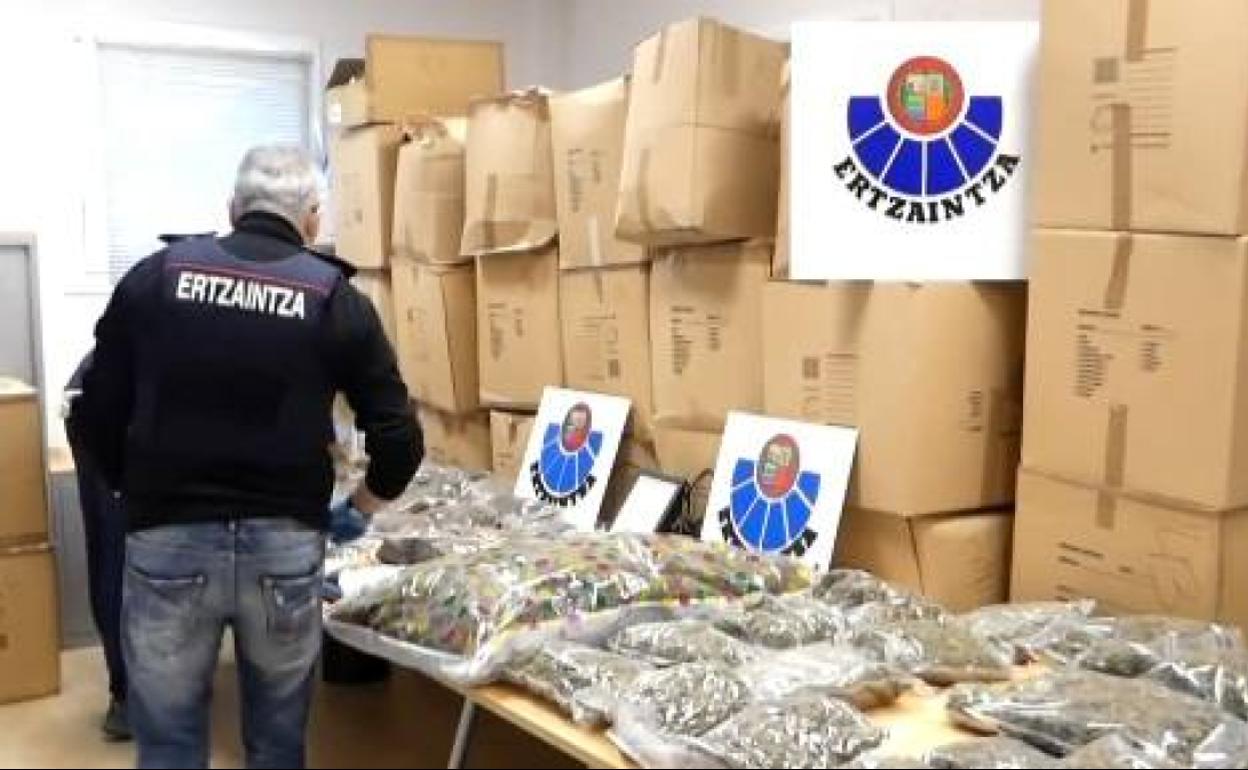 «Necesitamos ocho ertzainas para mover los 600 kilos de marihuana. No puede haber solo dos implicados»