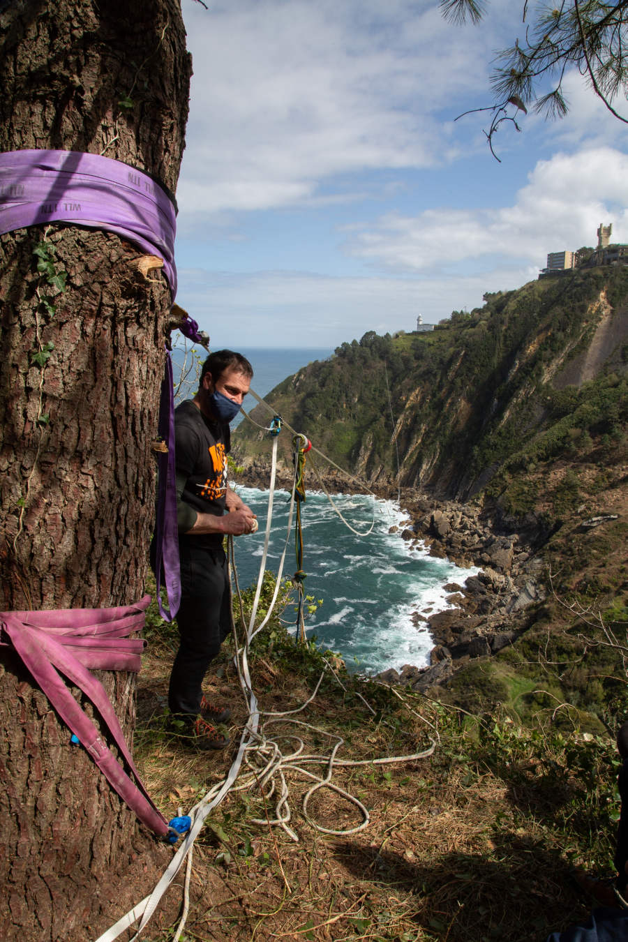 Fotos: Instalación de &#039;slackline&#039; sobre la cala Tximistarri