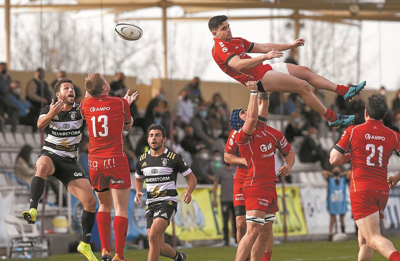 Carvajales, desequilibrado en el aire, no puede hacerse con el balón en el saque de una touche, en el Pepe Rojo. 