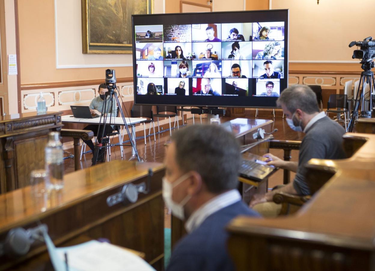 Como en las últimas sesiones, el Pleno se desarrolló en formato semipresencial, con la participación de los concejales mediante la aplicación Zoom y con la asistencia a la sala del alcalde y los portavoces. 