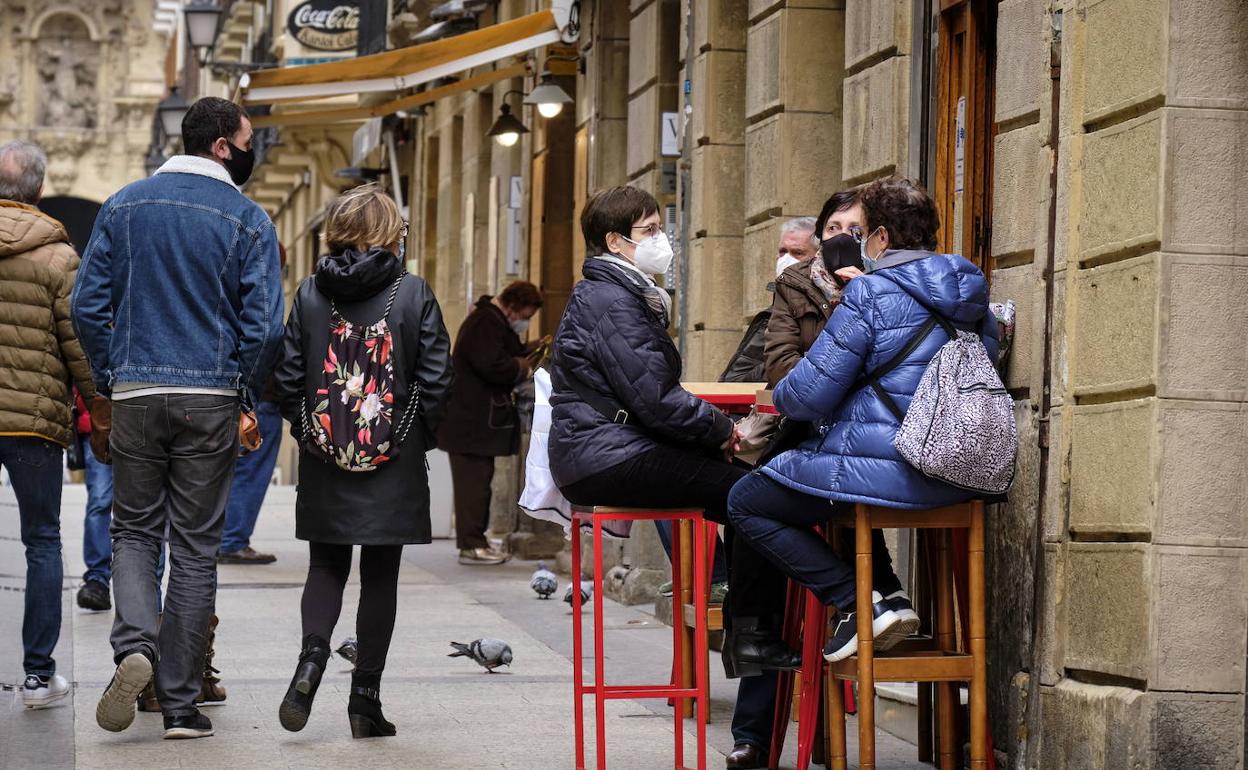 Restricciones hostelería en Euskadi: ¿Podemos ver en grupo un partido de fútbol en el interior de un bar?