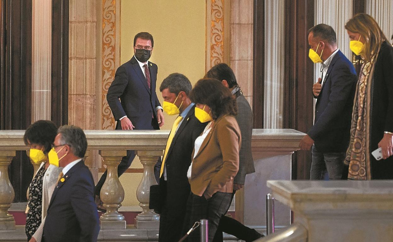 Los parlamentarios de Junts, ayer, con mascarillas amarillas, en apoyo a los presos.