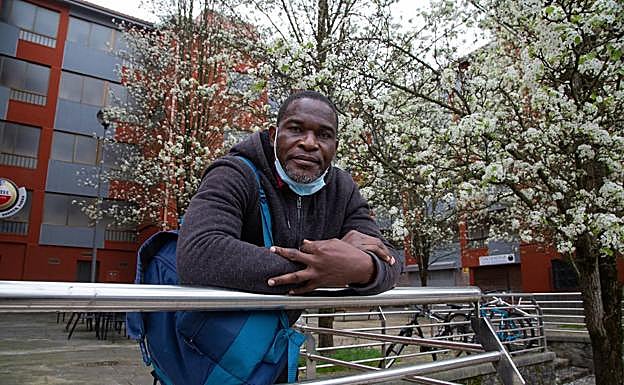 Justice Abbn lleva cuatro meses durmiendo en la calle. 