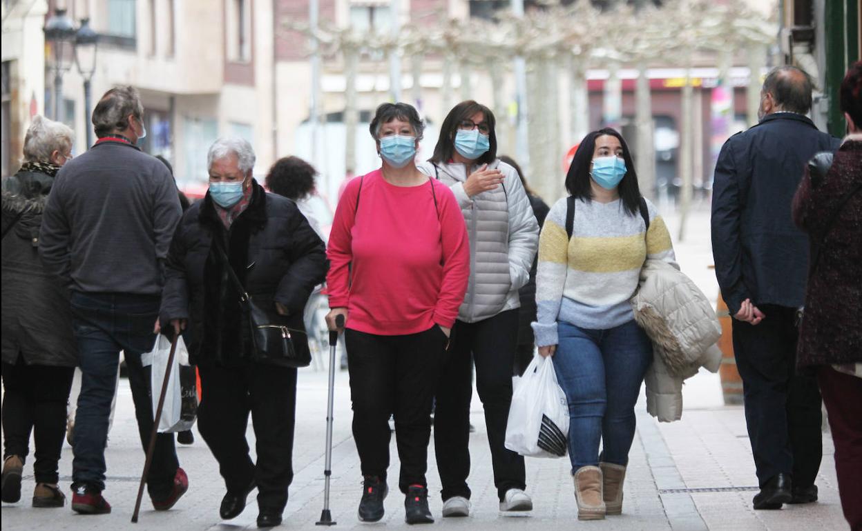 Varios ciudadanos por las calles de Ordizia, uno de los municipios que se cerrará perimetralmente desde el lunes.