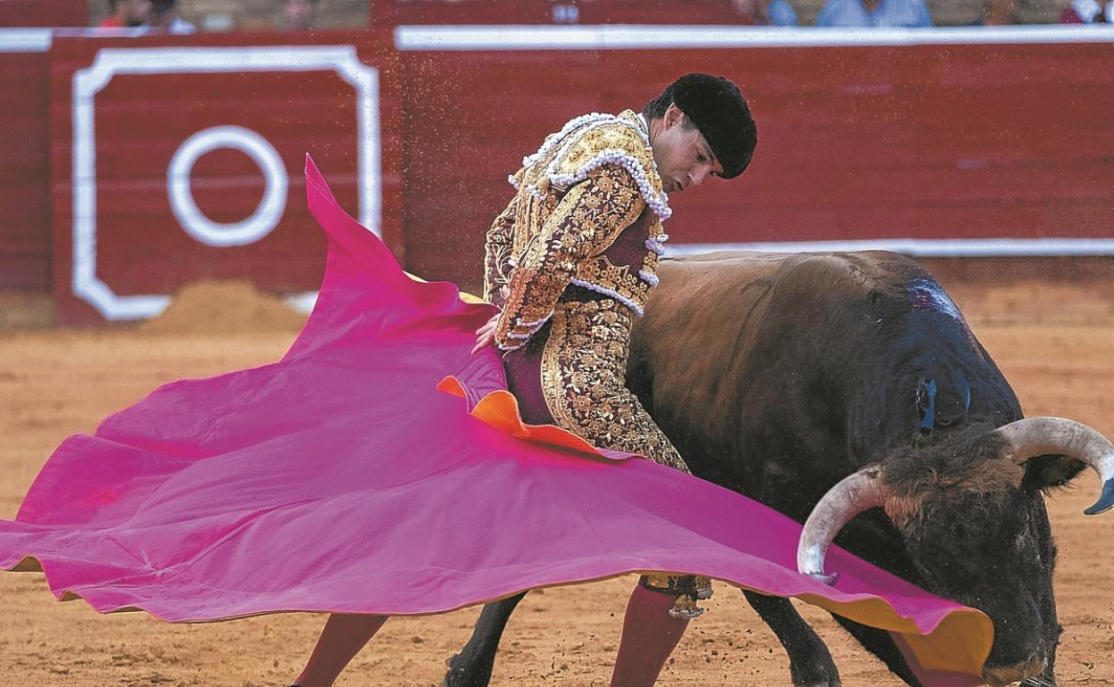 Pablo Aguado da un pase con el capote a uno de los de su lote. 