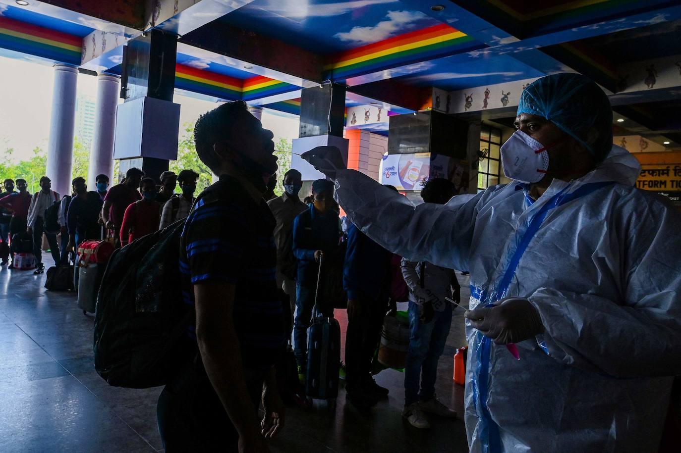 Una nueva oleada de casos de Covid en la India ha llevado a las autoridades a tomar la decisión de controlar a los pasajeros antes de subirse al tren. 