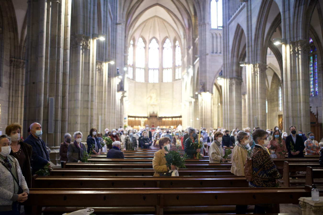 El obispo Munilla ha sido el responsable de bendecir los ramos en el pórtico de la Catedral del Buen Pastor y de oficiar la Santa Misa.