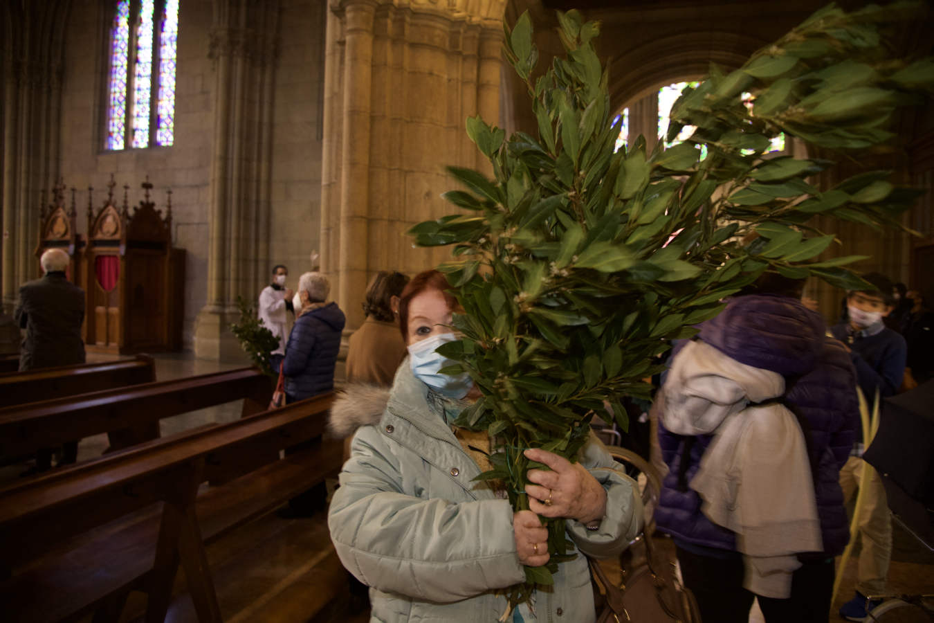 El obispo Munilla ha sido el responsable de bendecir los ramos en el pórtico de la Catedral del Buen Pastor y de oficiar la Santa Misa.