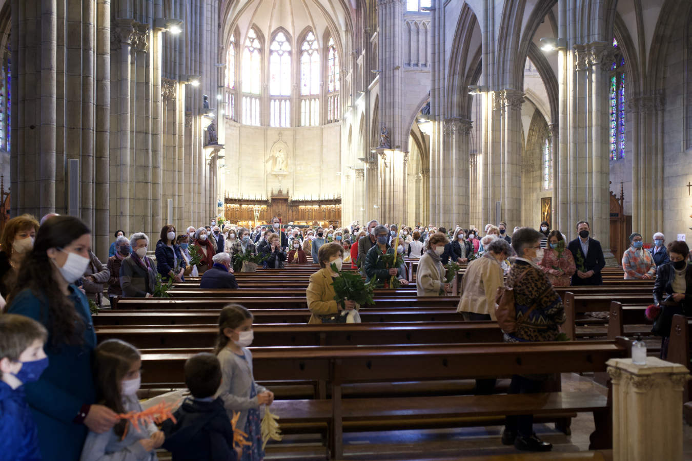 El obispo Munilla ha sido el responsable de bendecir los ramos en el pórtico de la Catedral del Buen Pastor y de oficiar la Santa Misa.