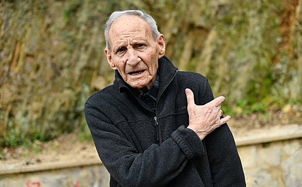 A sus 100 años, Julen ha vuelto a pasear con sus bisnietos al tener ya las dos dosis puestas. 